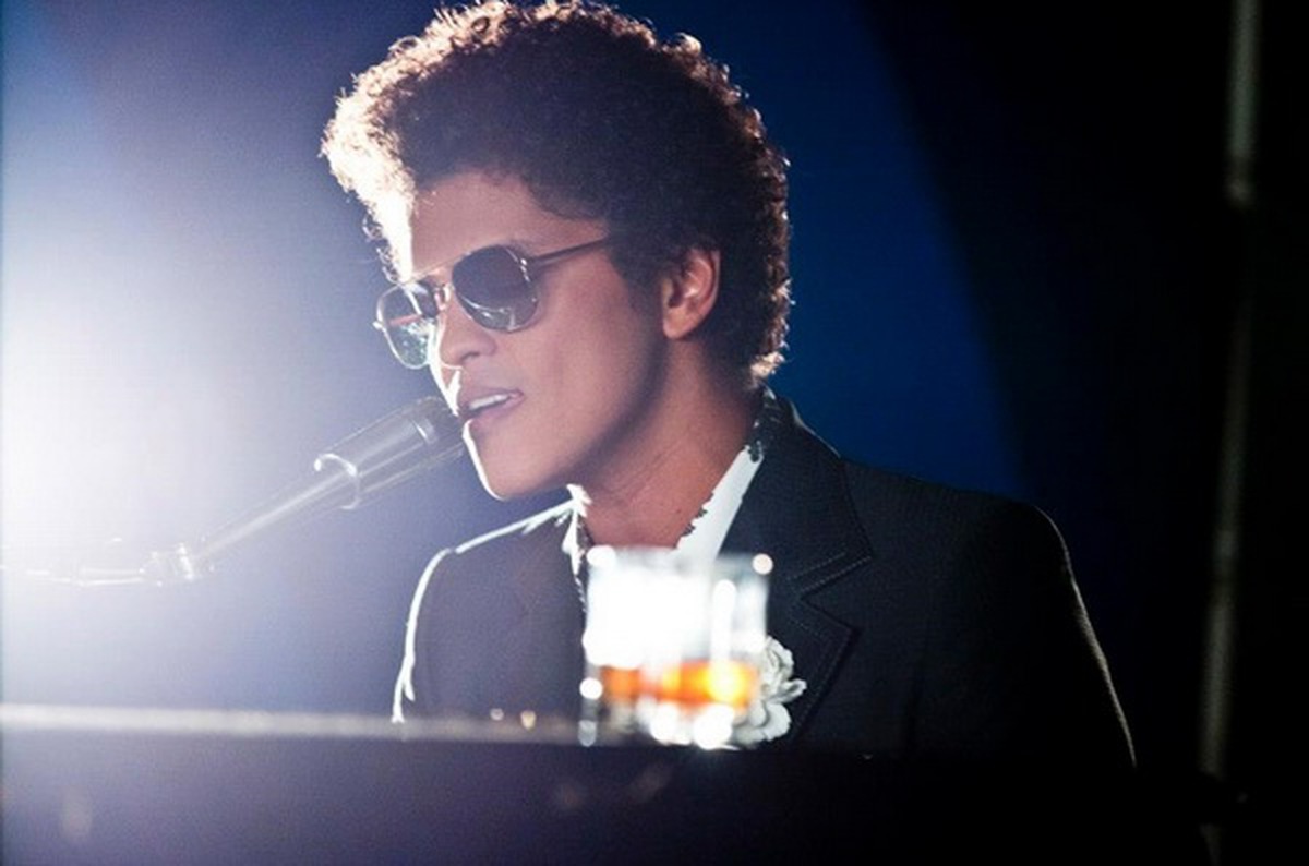 Bruno Mars ra mắt ca khúc mới Một “Tôi yêu em” (*) bằng âm nhạc!
